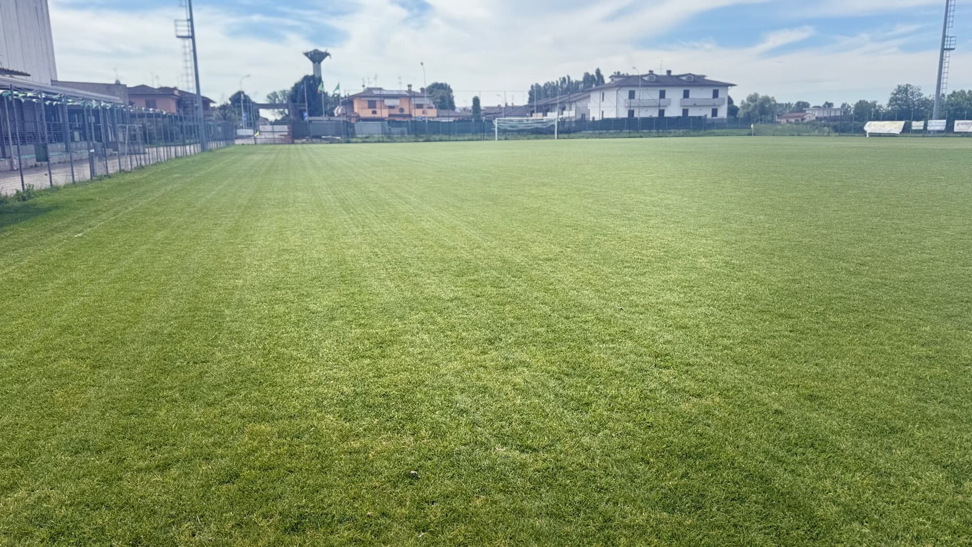 Il campo da calcio di Palazzo Pignano curato con i robot rasaerba Kress di Faye Ecolife